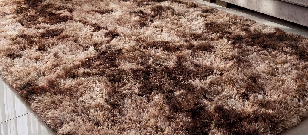 Descoberta do dia: Tapete Sala 1,50 x 1,00 Quarto Peludo Felpudo Cores por R$39.89